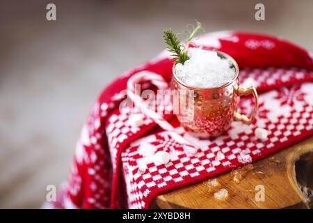 Moscou froid Mules cocktail avec de la bière au gingembre, vodka, citron vert et de la glace sur le fond à carreaux Banque D'Images