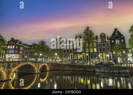 Amsterdam pays-Bas, ville nocturne de la maison hollandaise au bord du canal Banque D'Images