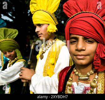 Le punjabi Bhangra danseurs dans l'action. Banque D'Images