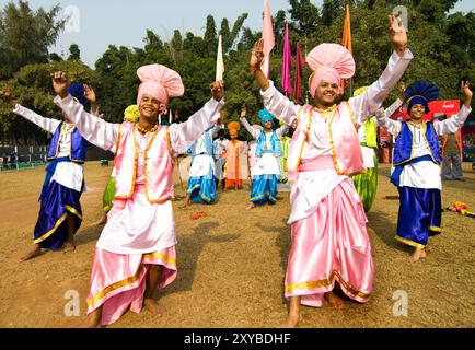 Le punjabi Bhangra danseurs dans l'action. Banque D'Images