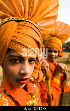 Le punjabi Bhangra danseurs dans l'action. Banque D'Images