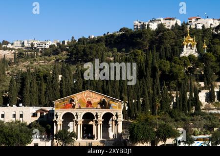 Une vue du Mont des oliviers avec l'église de toutes les Nations en bas et l'église orthodoxe russe de Maria Madeleine en haut à droite. Banque D'Images