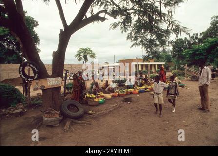 Scène de rue à MTO Wa Mbu, près du parc du lac Manyara et passage sur le chemin du cratère de Ngorongoro et du parc du Serengeti, Tanzanie Banque D'Images