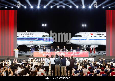 Le 28 août, les invités ont pris des photos avec le premier gros avion de passagers C919 produit au pays par Air China et China Southern Airlines. Shanghai, Chine.28th août 2024.dans la soirée du 28 août, Air China et China Southern Airlines ont simultanément pris livraison du premier avion de transport de passagers C919 produit localement à la base de Pudong du Centre d'assemblage final et de fabrication COMAC. Cela marque que le gros avion de passagers C919 produit au pays est sur le point d'entrer dans une nouvelle étape de l'exploitation multi-utilisateurs. Les deux compagnies aériennes ont commandé 100 C919 produits localement gros p Banque D'Images