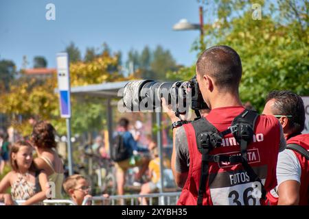 Bayona,Pontevedra,Espagne ; août,27,2024 ; Un groupe de photographes professionnels prêts avec leurs appareils photo, attendant avec impatience les derniers moments d'un spor Banque D'Images