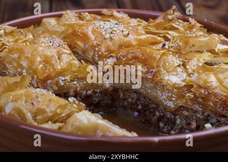 Des baklava aux noix et miel érable sur la vieille table en bois rustique Banque D'Images