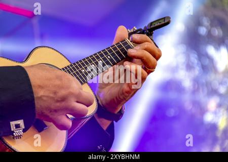 Live performance musicale de musique populaire brésilienne appelée chorinho avec peu de guitare acoustique à quatre cordes Banque D'Images