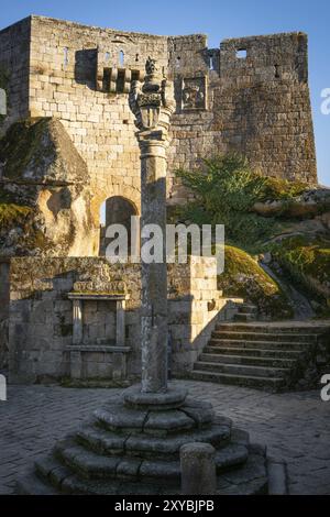 Château de Sortelha et centre-ville pelourinho au Portugal Banque D'Images