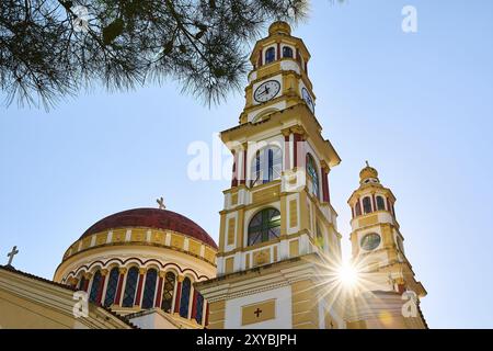 Une grande tour d'église avec une église du monastère, illuminée par la lumière du soleil, église notre-Dame, Meskla, Lefka Ori, montagnes blanches, massif montagneux, Banque D'Images