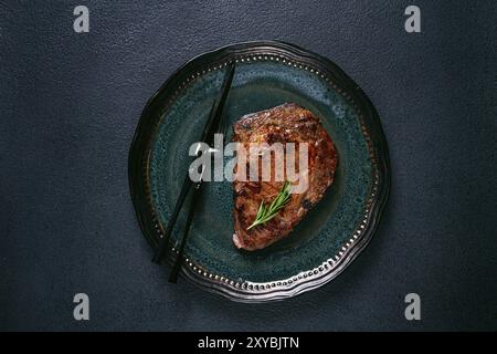 Steak grillé, steak de bœuf, steak Rib Eye, sur une assiette, vue de dessus, personne Banque D'Images