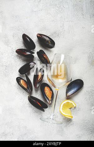 Moules bouillies, dans leur propre jus, plat italien, sur la table, avec un verre de vin, vue de dessus, fait maison, pas de gens Banque D'Images