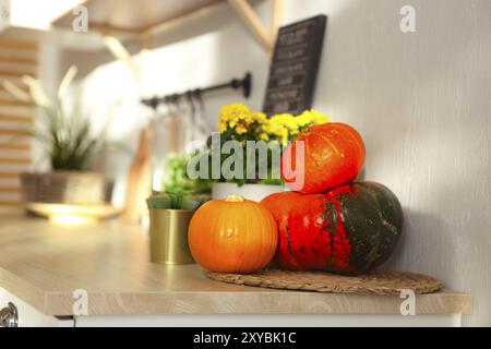 Peu de détails cuisine moderne blanc avec des citrouilles sur le plan de travail en bois Banque D'Images