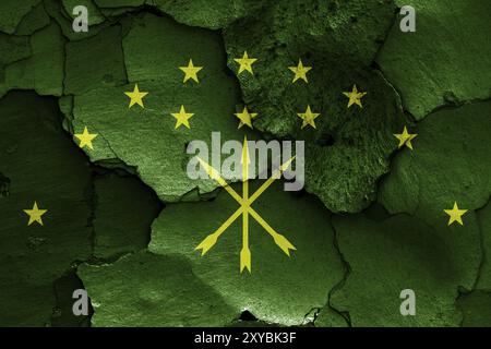 Drapeau de la République d'Adygea peint sur un mur fissuré Banque D'Images