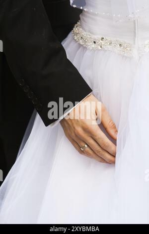 Groom met son bras autour de sa mariée Banque D'Images