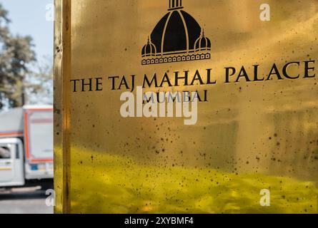 Un panneau à l'entrée du Taj Mahal Palace Hotel Mumbai Maharashtra Inde. Panneau d'information à l'entrée de l'hôtel, accueillant les touristes et v Banque D'Images