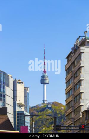 Vue du centre-ville à la tour de radio et de télévision, YTN ou N Seoul Tower au sommet de la montagne Namsan par un ciel bleu clair en Corée du Sud Banque D'Images