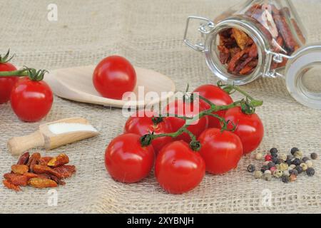 Tomate cerise avec différentes épices Banque D'Images