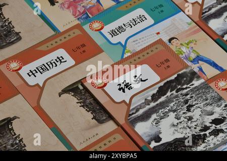HANDAN, CHINE - 28 AOÛT 2024 - la photo prise le 29 août 2024 montre le nouveau manuel révisé pour l'enseignement obligatoire à la librairie Xinhua à Yongnia Banque D'Images
