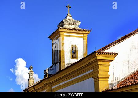 Tour de l'Église vieille-catholique bell et crucifix du 18e siècle situé dans le centre de la célèbre ville historique d'Ouro Preto, dans le Minas Gerais Banque D'Images