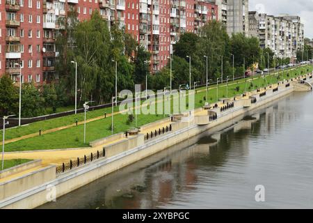 Kaliningrad, Russie, 18 août 2016 : les gens marchent sur la nouvelle promenade Admiral Tributs, le lieu de repos préféré, en Europe Banque D'Images