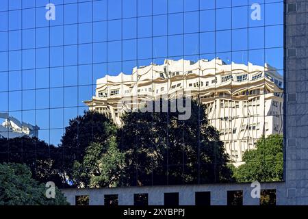 Bâtiment commercial et d'affaires avec une architecture moderne et façade en verre avec des reflets sur le verre Banque D'Images