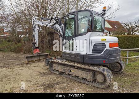 Petite pelle garé sur un site de construction Banque D'Images