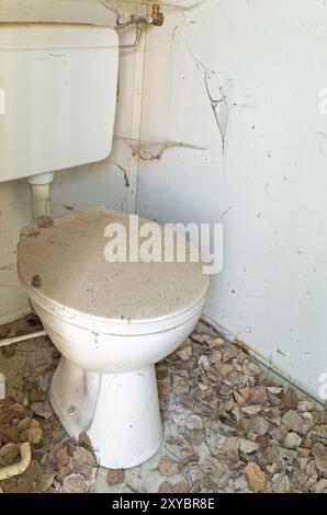 Un regard à l'intérieur d'une remorque de toilette délabrée Banque D'Images