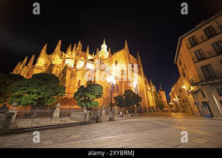 Cathédrale de Nuestra Senora de la Asuncion y de San Frutos sur la Plaza Mayor la nuit, Ségovie, Province de Ségovie, Castille-et-Léon, Espagne, Europe Banque D'Images