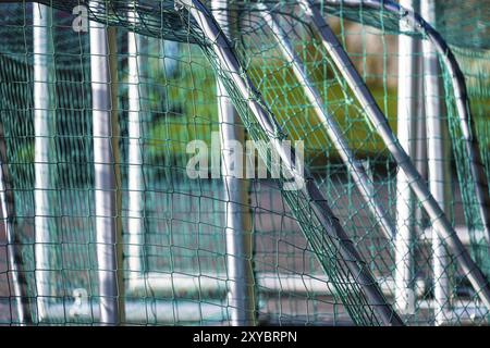 Collection de buts de football à côté d'un terrain Banque D'Images