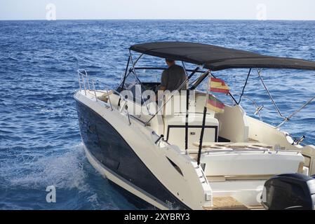 Espagne, Majorque, Îles Baléares, region Calvia, Santa Ponca, port Adriano, yacht à moteur, sur la mer, à pleine vitesse, batelier, homme, m58, en conduisant, Banque D'Images