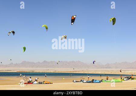 Voile kitesurfers kite surfers kite surfeurs sur la mer, beaucoup de voiles de kite dans le ciel bleu sans nuages au premier plan écarté voiles de kite kite s Banque D'Images