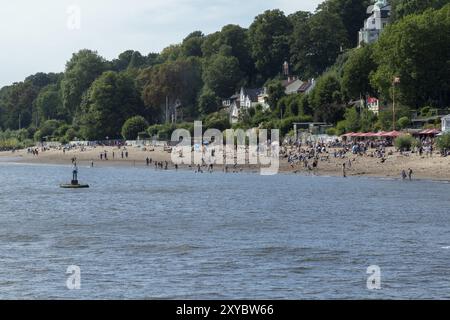 Image symbolique météo, été, baignade dans l'Elbe à la plage de l'Elbe Oevelgoenne avec la bouée Man Altona du sculpteur Stephan Balkenhol, Banque D'Images