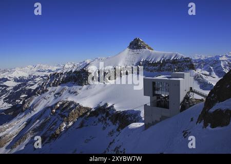 Scène hivernale dans le domaine skiable du Glacier des Diablerets. Station moderne du sommet. Sommet du mont Oldenhorn Banque D'Images