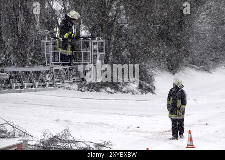 Opération des pompiers dans la neige abondante Banque D'Images