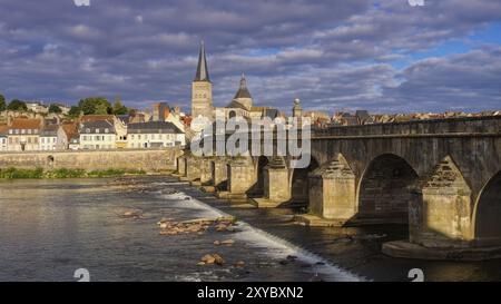 La Charite-sur-Loire, la Charite-sur-Loire en Bourgogne, ville et rivière Loire, France, Europe Banque D'Images