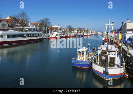 Vue sur l'Alter Strom à Warnemuende en hiver Banque D'Images