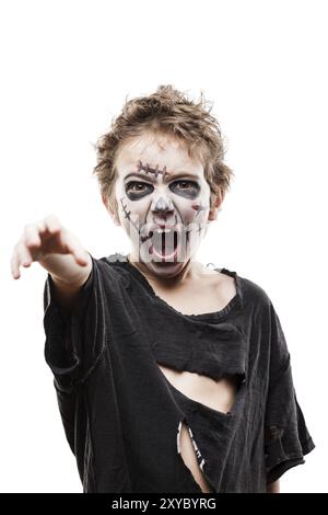 Halloween ou concept d'horreur, hurlant Walking Dead enfant garçon atteignant la main blanc isolé Banque D'Images