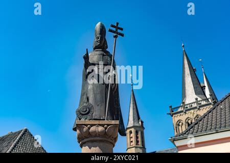 Sankt Norbert vor der Kirche : Viktor auf dem Marktplatz von Xanten, Niederrhein, Nordrhein-Westfalen, Deutschland, Europa | Saint Norbert of Xant Banque D'Images