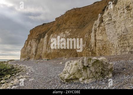 Pierres, plage et falaises Cuckmere Haven près de Seaford, East Sussex, UK Banque D'Images