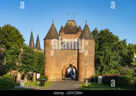 Eulentürme des äusseren Klever Tor in Xanten, Niederrhein, Nordrhein-Westfalen, Deutschland, Europa | Klever Tor City Gate in Xanten, Bas-Rhin, Banque D'Images