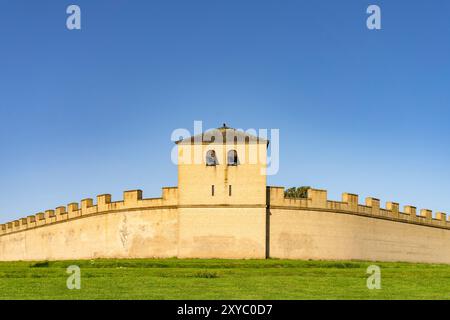 Rekonstruierte Stadtmauer und Turm der römischen Colonia Ulpia Traiana im Archäologischen Park in Xanten, Niederrhein, Nordrhein-Westfalen, Deutschlan Banque D'Images