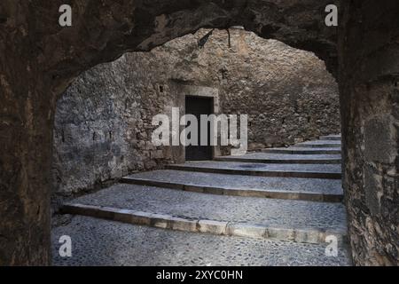 Passage médiéval avec escaliers dans le vieux quartier juif, ville de Gérone en Catalogne, Espagne, Europe Banque D'Images