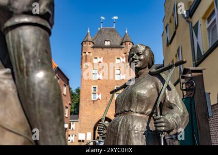 Bronzeplastik 'Frauen an der Wasserpumpe' und das Innere Klever Tor in Xanten, Niederrhein, Nordrhein-Westfalen, Deutschland, Europa | sculpture 'w Banque D'Images