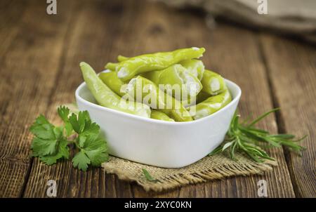 Piments verts frais (de fromage) sur une vieille table en bois rustique et (selective focus, close-up shot) Banque D'Images