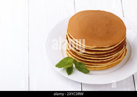 Pile de crêpes américaines faites maison on white plate Banque D'Images