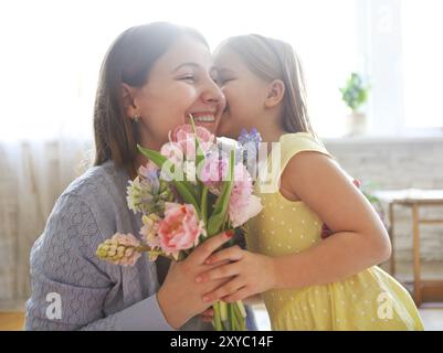 Femme heureuse et sa petite fille dans le salon. Concept jour mère Banque D'Images