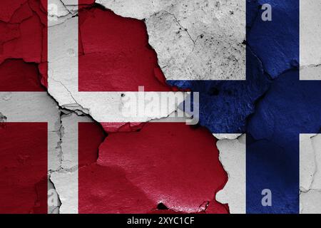 Drapeaux du Danemark et de la Finlande peints sur un mur fissuré Banque D'Images