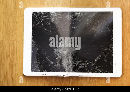 Ordinateur tablette endommagé ou cassé l'écran LCD sur le marbre Banque D'Images