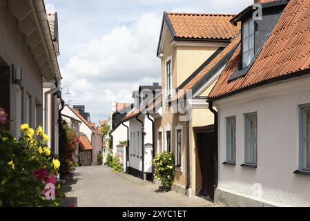 Rue avec des bâtiments typiques dans la vieille ville de Visby sur l'île Gotland, Suède, Europe Banque D'Images