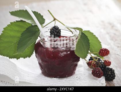 Confiture de mûres fraîches et sur la table en bois Banque D'Images